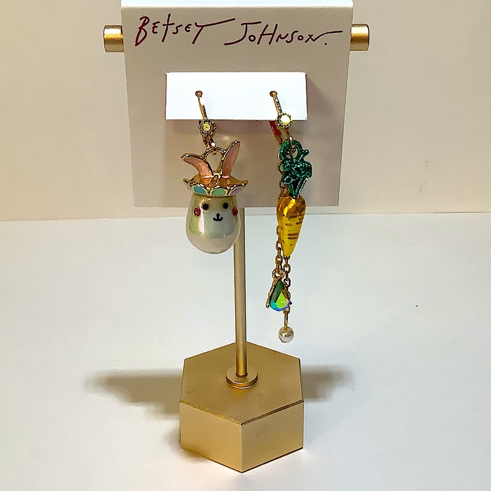 Betsey Johnson Critters Bunny Carrot Mismatch Easter Earrings New - Picture 3 of 4